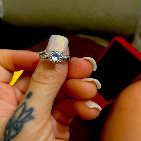 Moissanite ring new in box - Picture 2 of 4